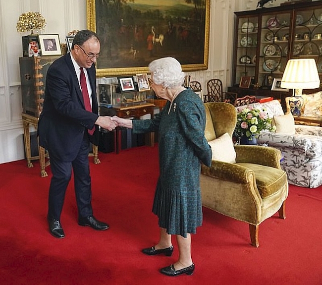 Королева Елизавета II и управляющий Банка Англии Эндрю Бейли во время аудиенции 24 ноября 2021 года фото № 3