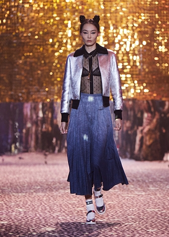 Будущей осенью мы будем носить леопардовый принт и пайетки, как на сегодняшнем показе Dior Pre-Fall 2021 в Шанхае фото № 2