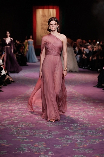 «Что если бы женщины правили миром»: коллекция Christian Dior Haute Couture весна-лето 2020 фото № 29