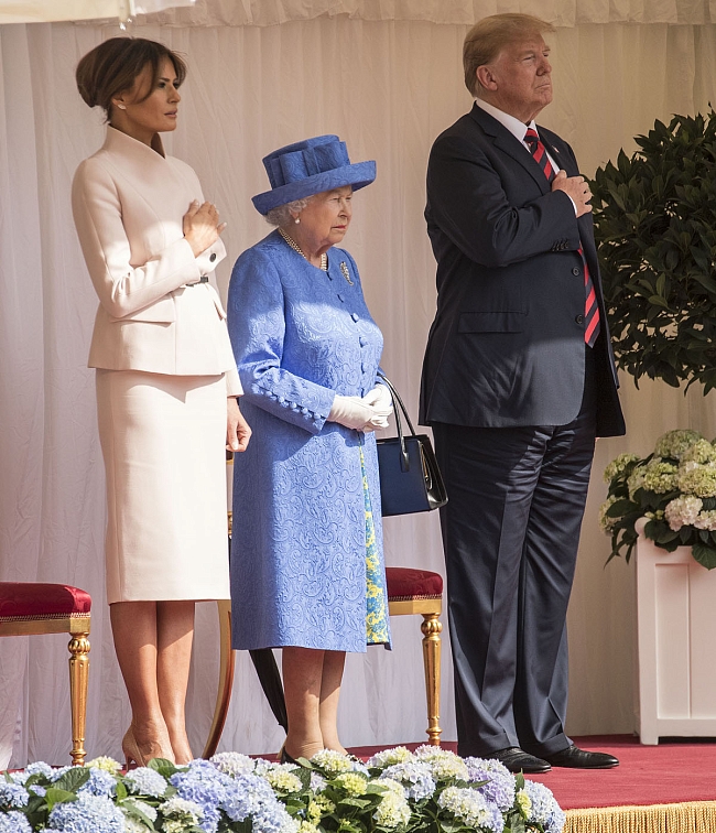 Первая встреча Мелании Трамп и королевы Елизаветы II: в чем были дамы фото фото № 2