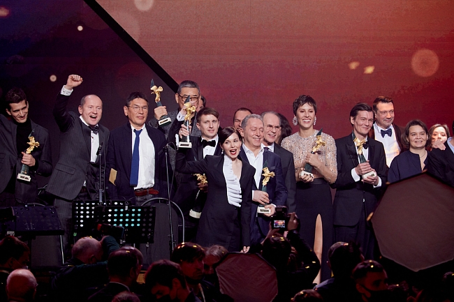 Лауреаты премии «Золотой орел — 2021» на сцене мероприятия фото № 1