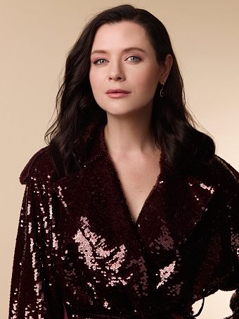 Образ Дарьи Калмыковой был создан с акцентом на сдержанный макияж, который дополняла укладка с нежными кудрями фото № 1