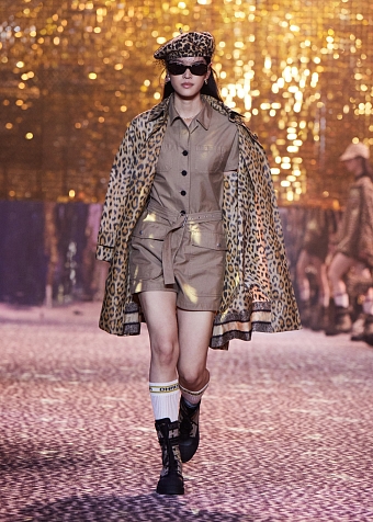 Будущей осенью мы будем носить леопардовый принт и пайетки, как на сегодняшнем показе Dior Pre-Fall 2021 в Шанхае фото № 11