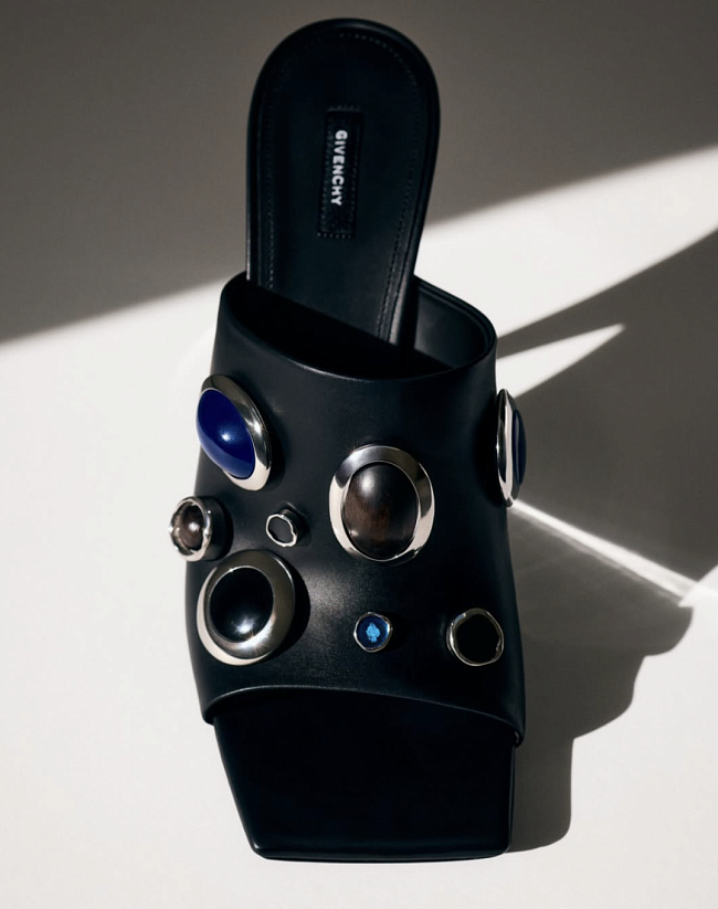 Прямоугольный мыс, яркие кеды, мюли на танкетке и другие тренды обуви этой весны фото № 3