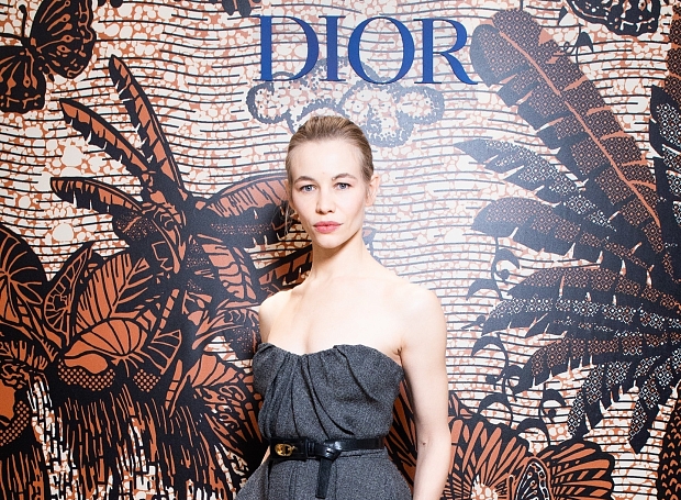 Светлана Устинова показала, как носить ремень с вечерним платьем на открытии бутика Dior
