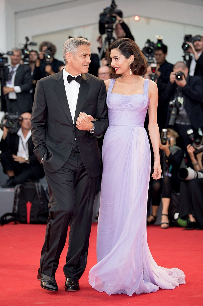 Амаль Клуни в Atelier Versace вместе с Джорджем Клуни, 2017 год фото № 15