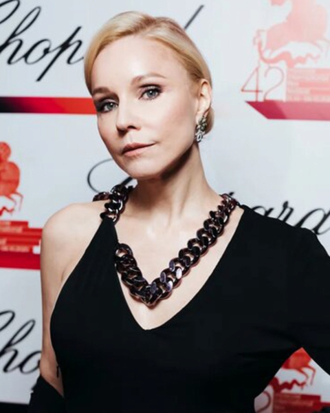 Марина Зудина (платье Tom Ford, серьги Chopard из коллекции High Jewellery) фото № 8