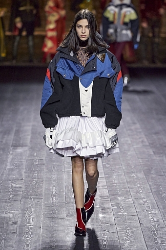 О времени: показ Louis Vuitton закрыл Неделю моды в Париже фото № 3