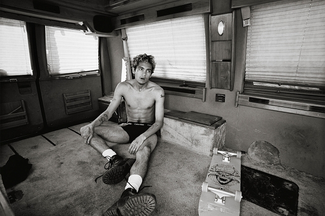 Доминик Файк, звезда второго сезона «Эйфории», в весенне-летней кампании Calvin Klein фото № 9