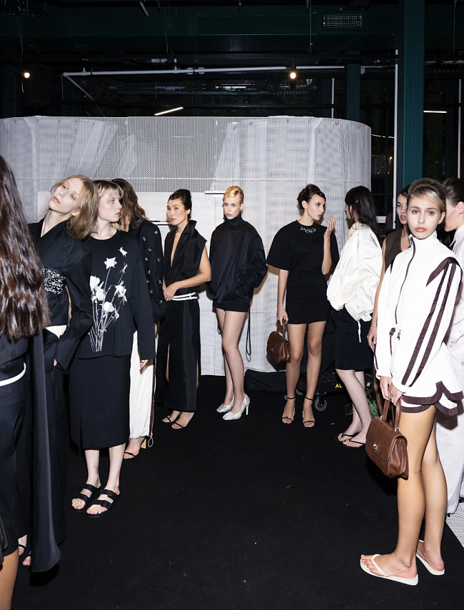 Fashion-дайджест: премьерная капсула обуви ASKENT, подиумная коллекция COIS и другие новости фото № 4