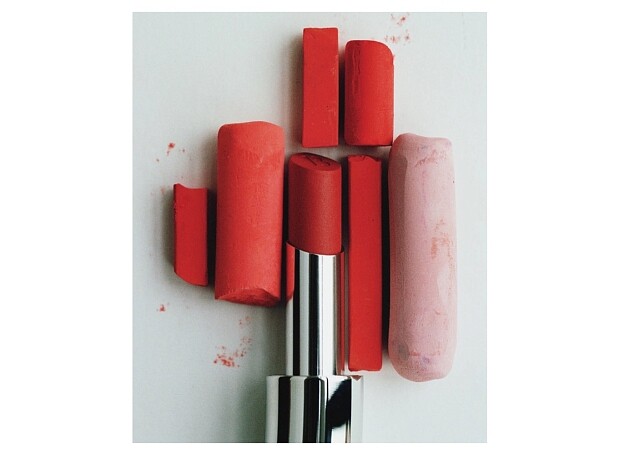 В игру вступает красная помада: какую выбрать на осень-2025