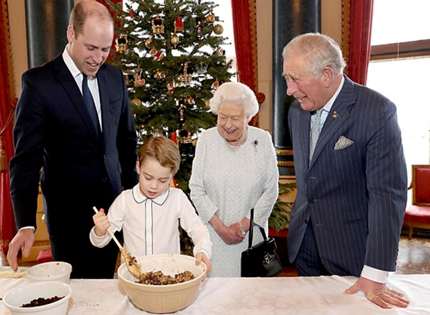 Семейная идиллия: принц Джордж готовит вместе с папой, дедушкой и королевой-прабабушкой
