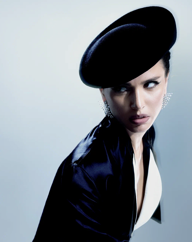 Жакет, Thierry Mugler Vintage; шляпа, Lilia Fisher; серьги Maureen, золото, бриллианты, Casato фото № 3