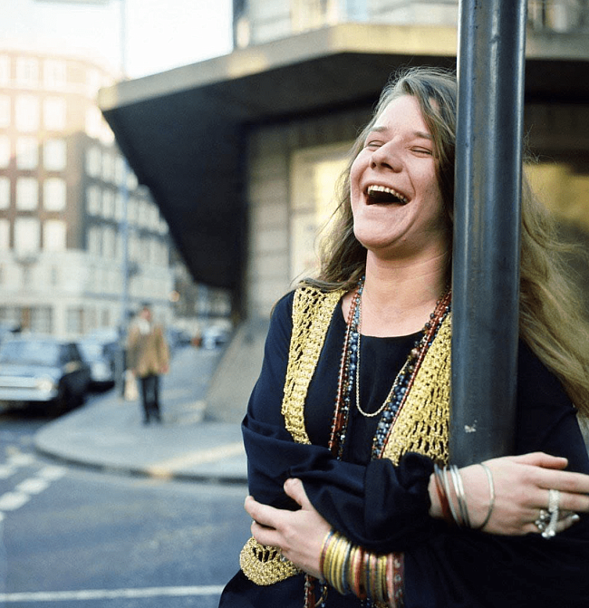 Ювелирный образ дня: Дженис Джоплин на улице Лондона фото № 1