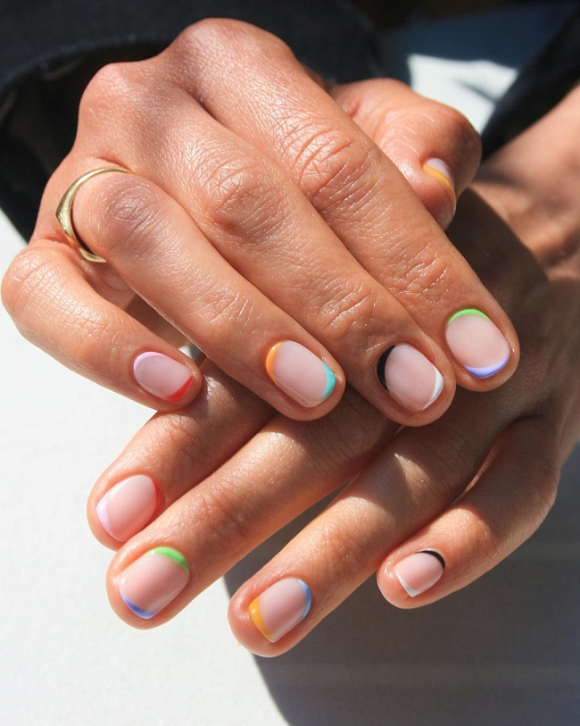 Разноцветные кончики ногтей — весенняя альтернатива французскому маникюру. Фото: @imarninails фото № 1