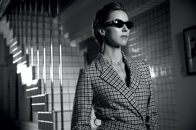 Жакет, H&M; колье, серьги, все — Swarovski; солнцезащитные очки, Versace фото № 4