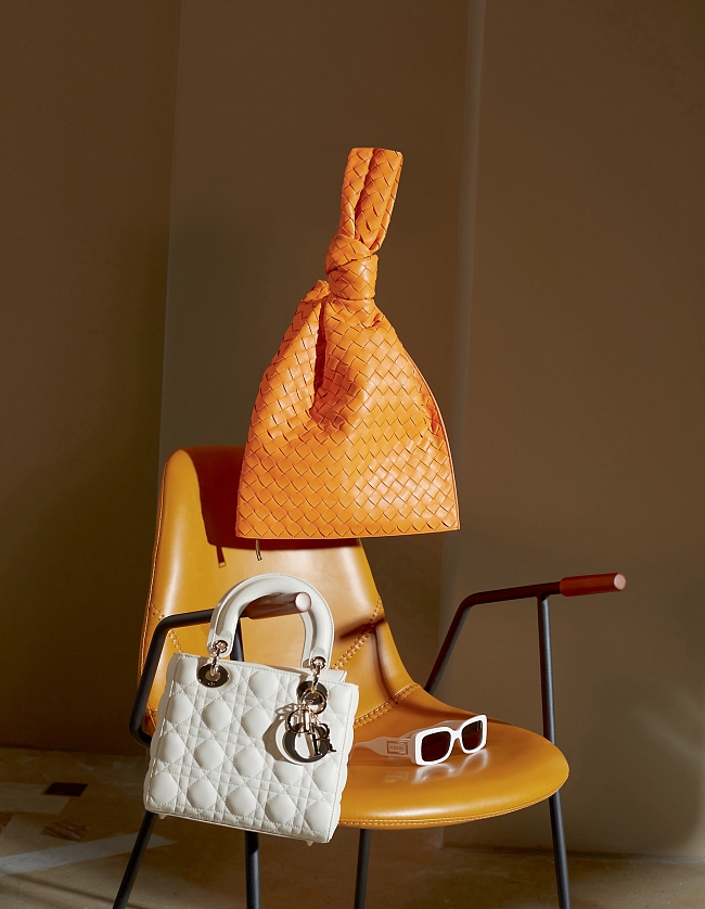 Сумка сверху, Bottega Veneta, 124 000 р.; сумка на кресле, Dior, 250 000 р.; солнцезащитные очки, Versace, 12 950 р. фото № 6