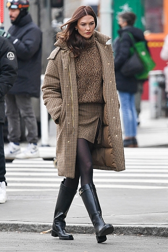 Карли Клосс в Нью-Йорке, январь 2022 года фото № 1