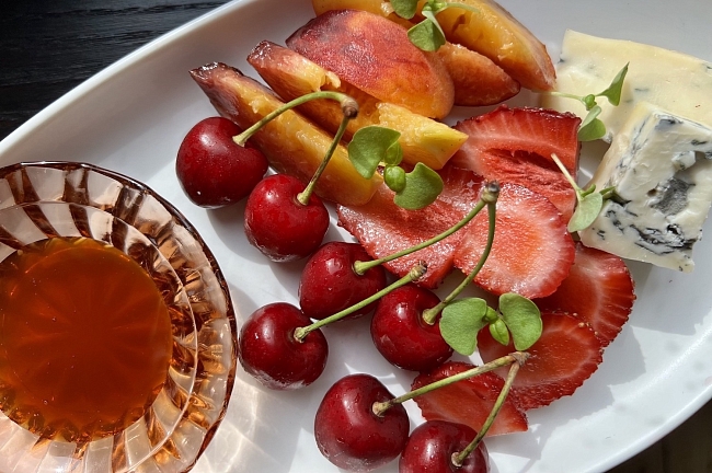 Тарелка летних ягод с сыром и медом в Kalabasa фото № 10