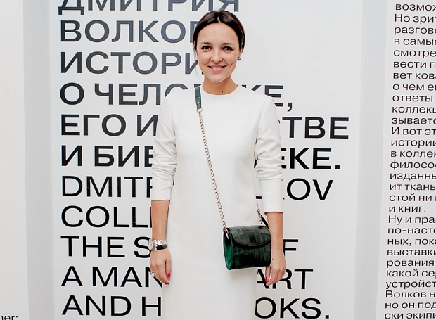 Алина Крюкова в идеальном зимнем белом платье на открытии выставки