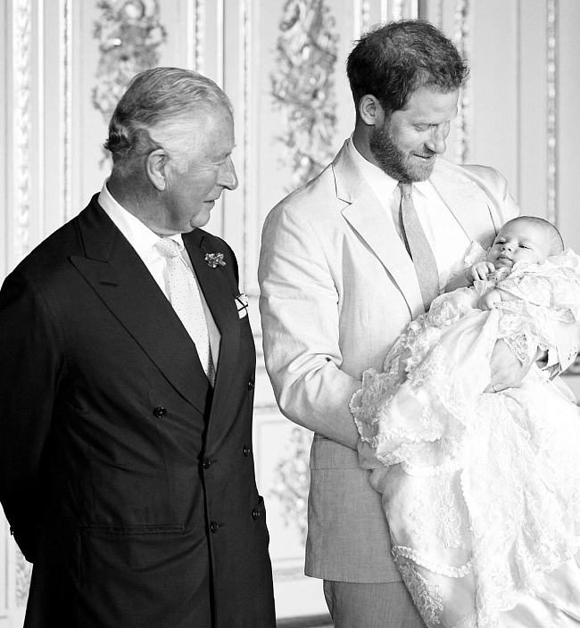 Карл III и принц Гарри с ребенком фото № 1