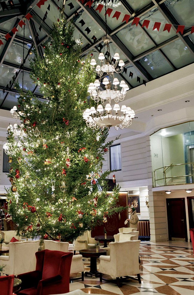 Главная героиня Нового года — 8-метровая елка в лобби фото № 3