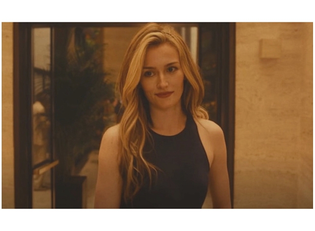 Как у Кэролин: как повторить укладку героини сериала «Американская история любви» 