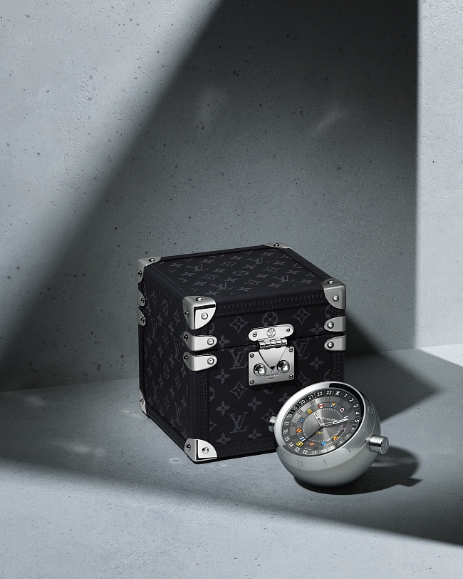 Отдавая дань традициям: Louis Vuitton представили настольные часы в сундучке фото № 5