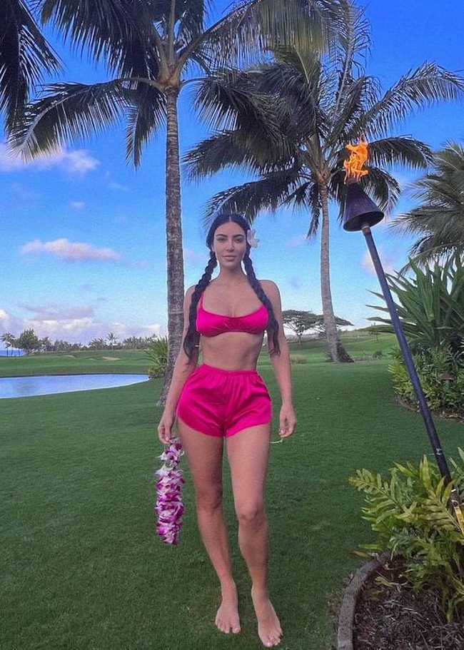 Ким Кардашьян на Гавайях. Фото: @kimkardashian фото № 5