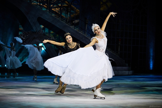 Сцена из балета на льду «Лебединое озеро» фото № 4