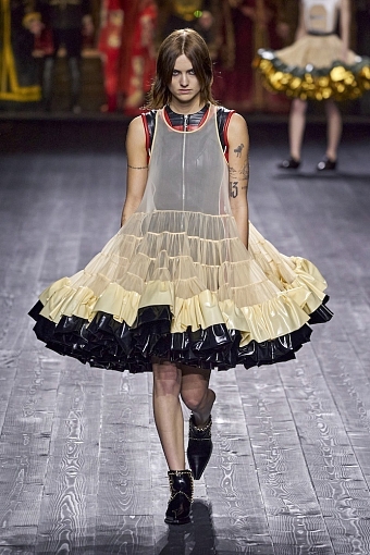 О времени: показ Louis Vuitton закрыл Неделю моды в Париже фото № 10