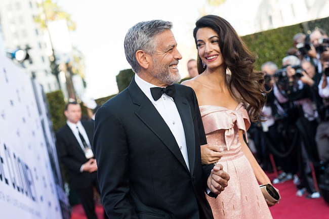 Джордж Клуни и еще 5 голливудских красавцев, которые женились на простых девушках фото № 6