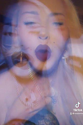 Мадонна в очередной раз эпатировала своих фолловеров полуголым видео. Фото: @madonna фото № 5