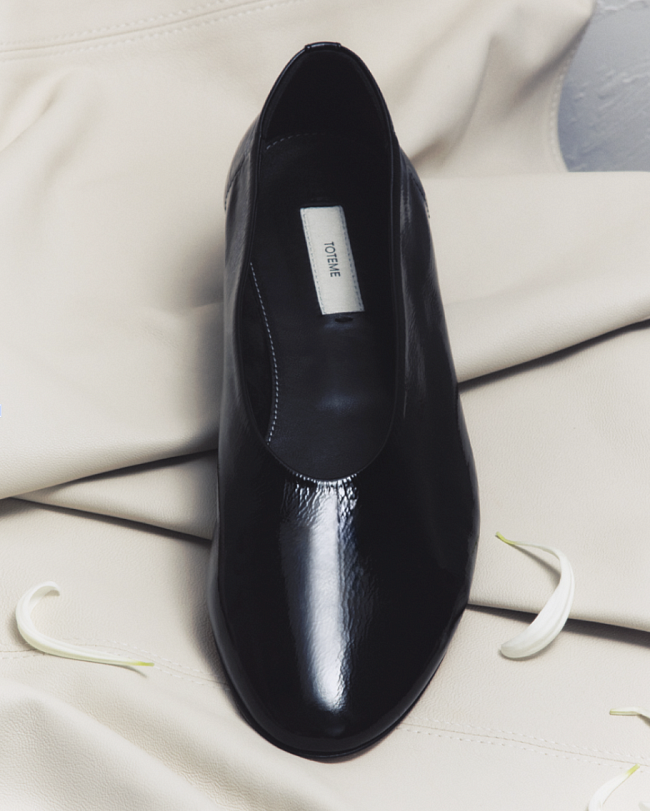 Прямоугольный мыс, яркие кеды, мюли на танкетке и другие тренды обуви этой весны фото № 5