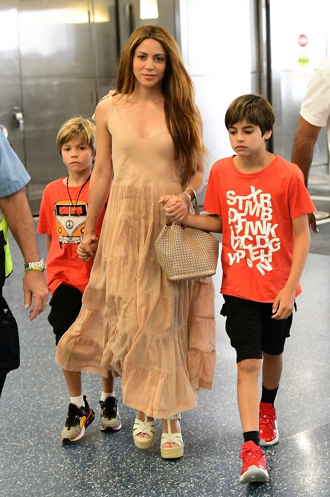 Шакира с сыновьями. Фото: @yemisizealcom фото № 1