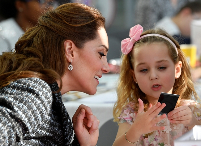 Кейт Миддлтон в Dolce & Gabbana посетила детскую клинику фото № 1