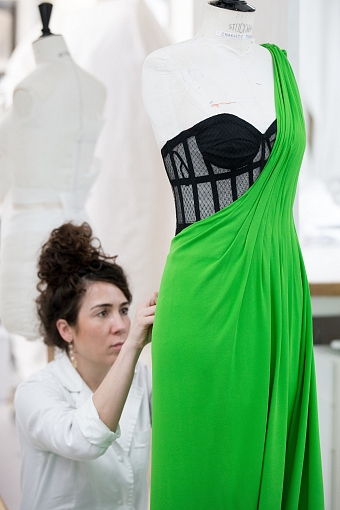 Мы узнали секрет создания шикарного платья Шарлиз Терон на «Золотом глобусе 2020» фото № 4