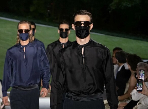 Giorgio Armani советуют следующим летом не забывать про маски, шорты-бермуды и костюмные жилеты