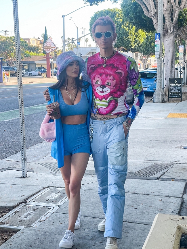 Меган Фокс гуляет в микрошортах и топе вместе с женихом по Лос-Анджелесу фото № 1