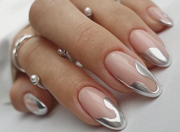 Chrome Nails, или хромированные ногти, — самый модный вариант маникюра этого сезона