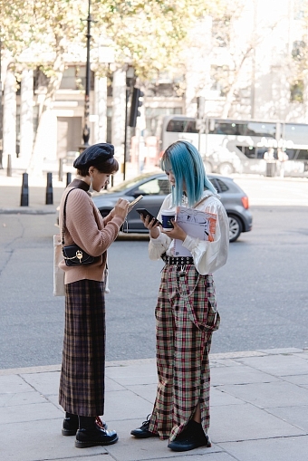 Клетка, асимметрия, объемные сумки и другие тренды стритстайла на Неделе моды в Лондоне фото № 6