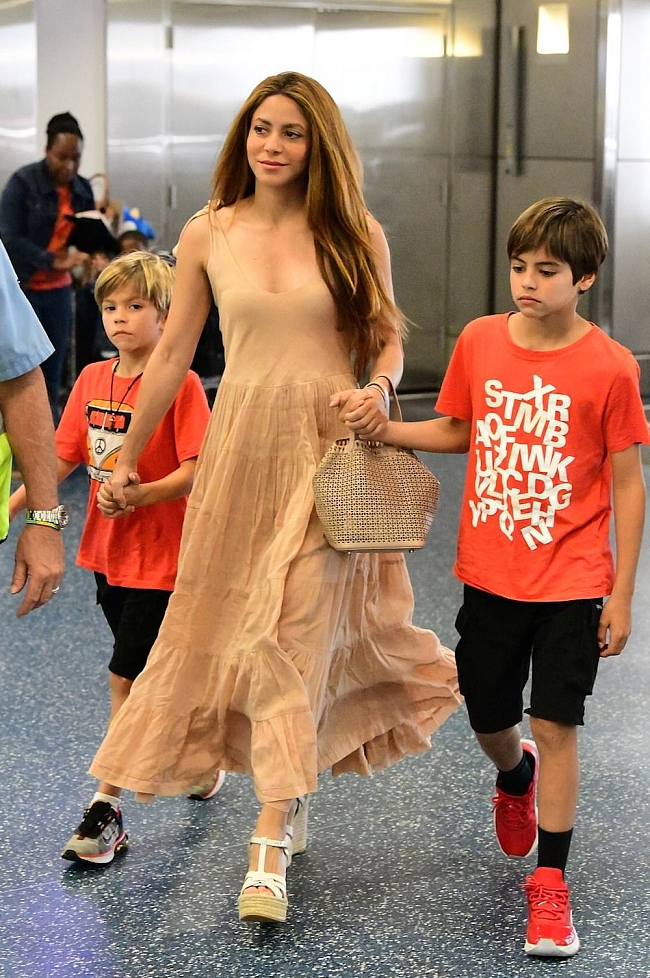 Шакира с сыновьями. Фото: @yemisizealcom фото № 2