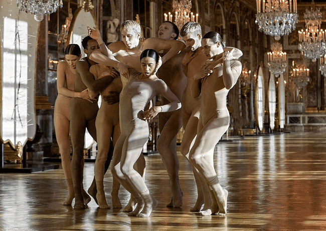 Танцовщики из творческого объединения L-E-V на показе Dior осень-зима 2021/22 фото № 10