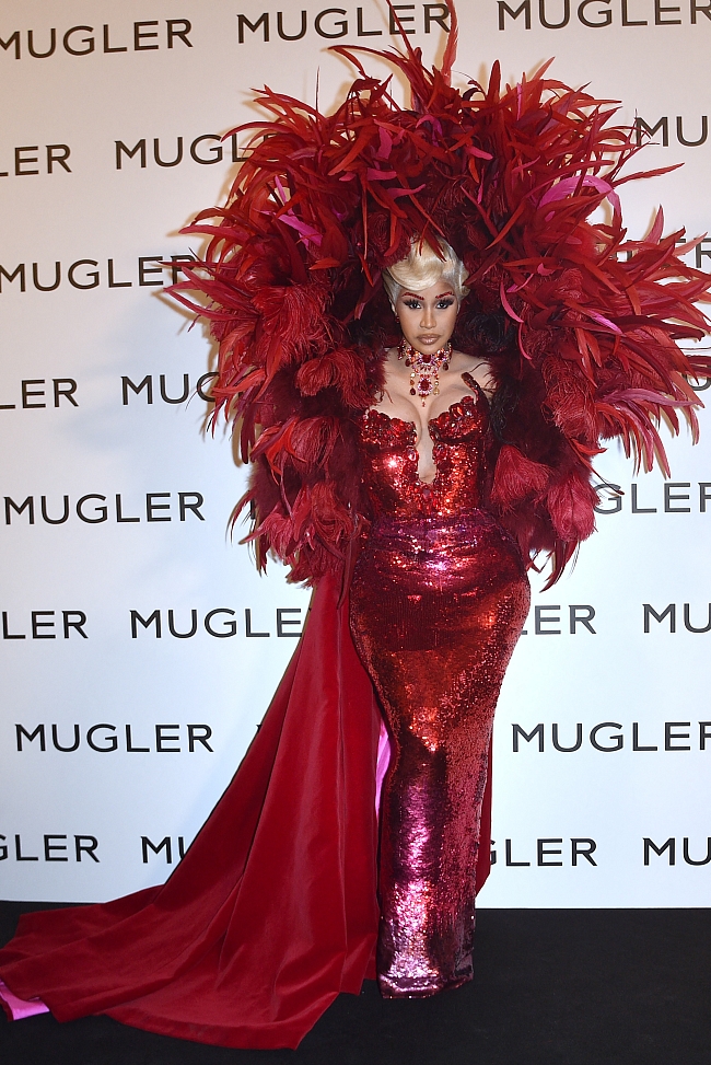 Карди Би в винтажном платье Mugler на открытии выставки Тьерри Мюглера в Париже, октябрь 2021 года фото № 9