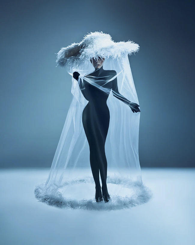 Кэтсьют, шляпа, все — Atelier Biser; туфли, The Attico (ЦУМ); браслет Dynamite Couture, браслет Vertigo, все — золото, бриллианты, эмаль, Stephen Webster фото № 2