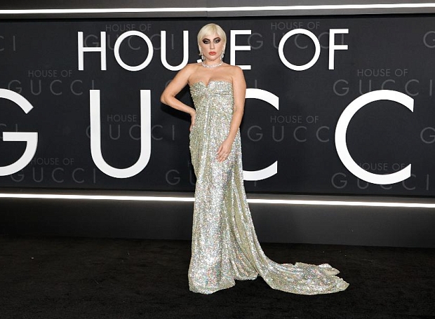 Леди Гага выбрала праздничные пайетки и эффектный шлейф для новой премьеры «Дома Gucci»