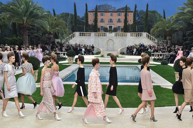 Как создавалась коллекция Chanel Haute Couture 2019 фото № 2