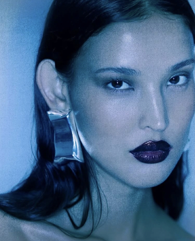 Кислотная черешня, спелая морковь и персиковый в духе нулевых: модные оттенки помад на теплый сезон-2026 фото № 5