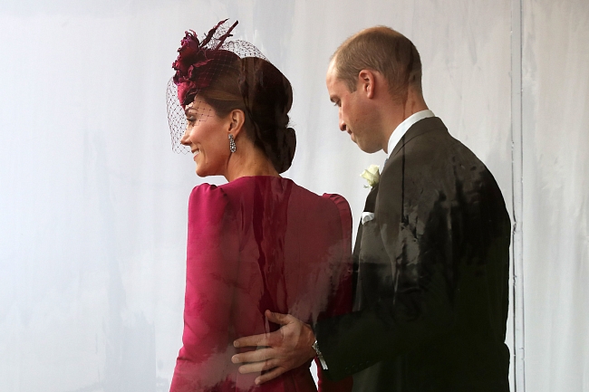 Кейт Миддлтон и принц Уильям на свадьбе принцессы Евгении и Джека Бруксбэнка фото № 4