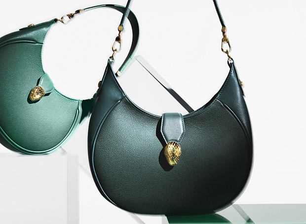 Обилие цвета — от зеленого до золотого — в новой коллекции сумок Bulgari